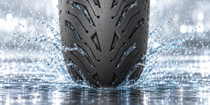 Technologie Schräg verlaufende Nuten leiten Wasser aus der Aufstandsfläche ab