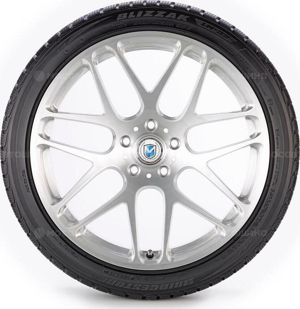 Seitenansicht Bridgestone Blizzak LM32 225/45 R18